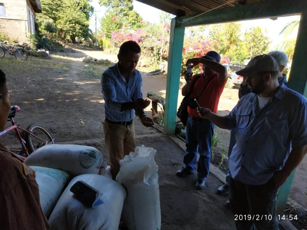 Nicaraguan Farmers Astounded by Quality and Quantity of Maize Production 3 Visita de Self Help International visitando la Casa de Don Margarito Velazquez mostrando su cosecha