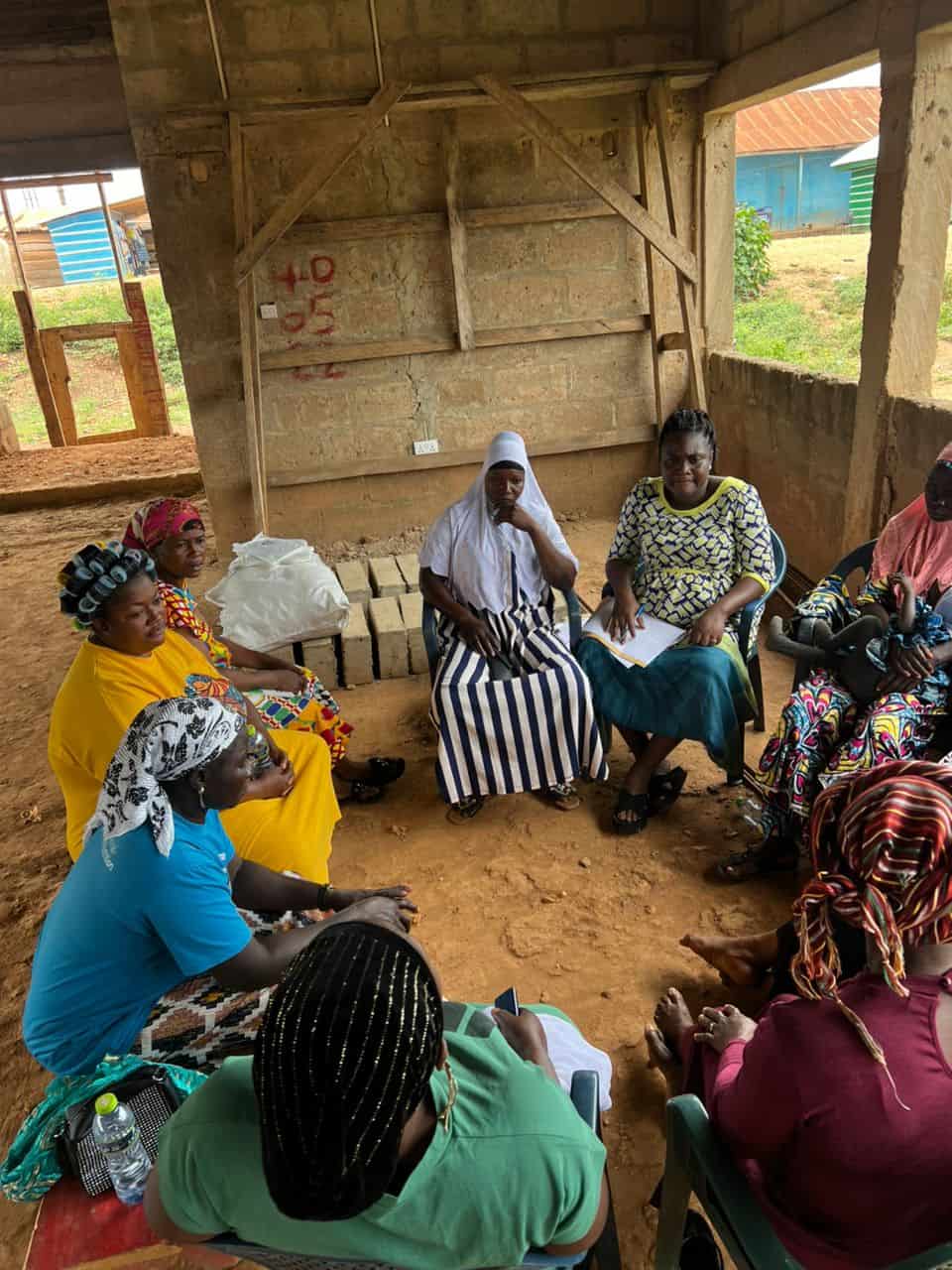 Future lactation coaches attend a training,