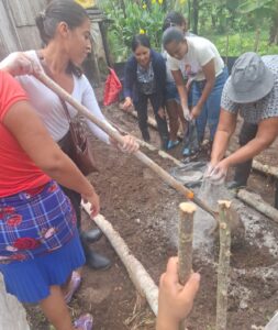 María passes on her knowledge to other women.
